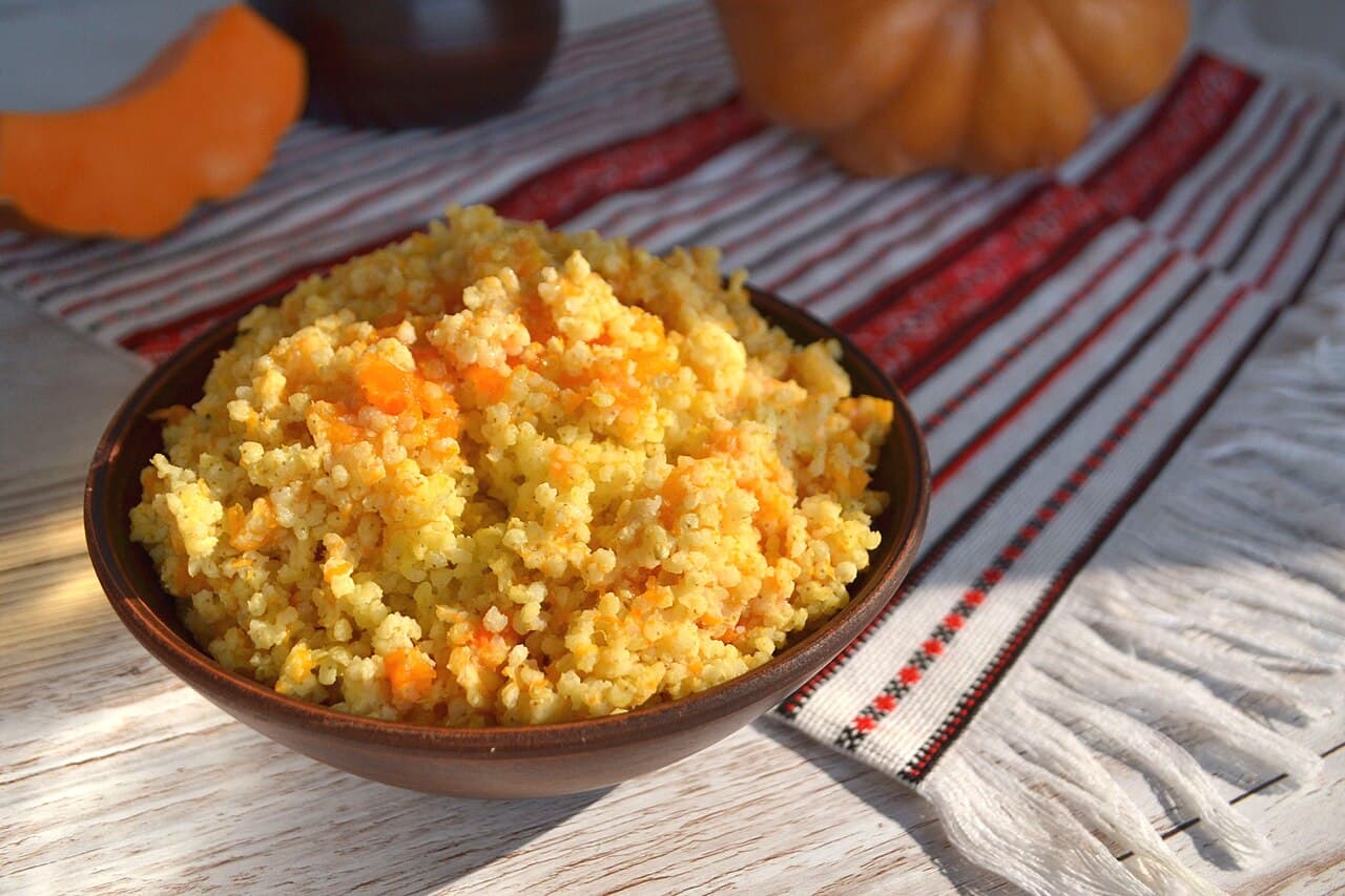 A bowl of thick orange pumpkin porridge called sidvudvu
